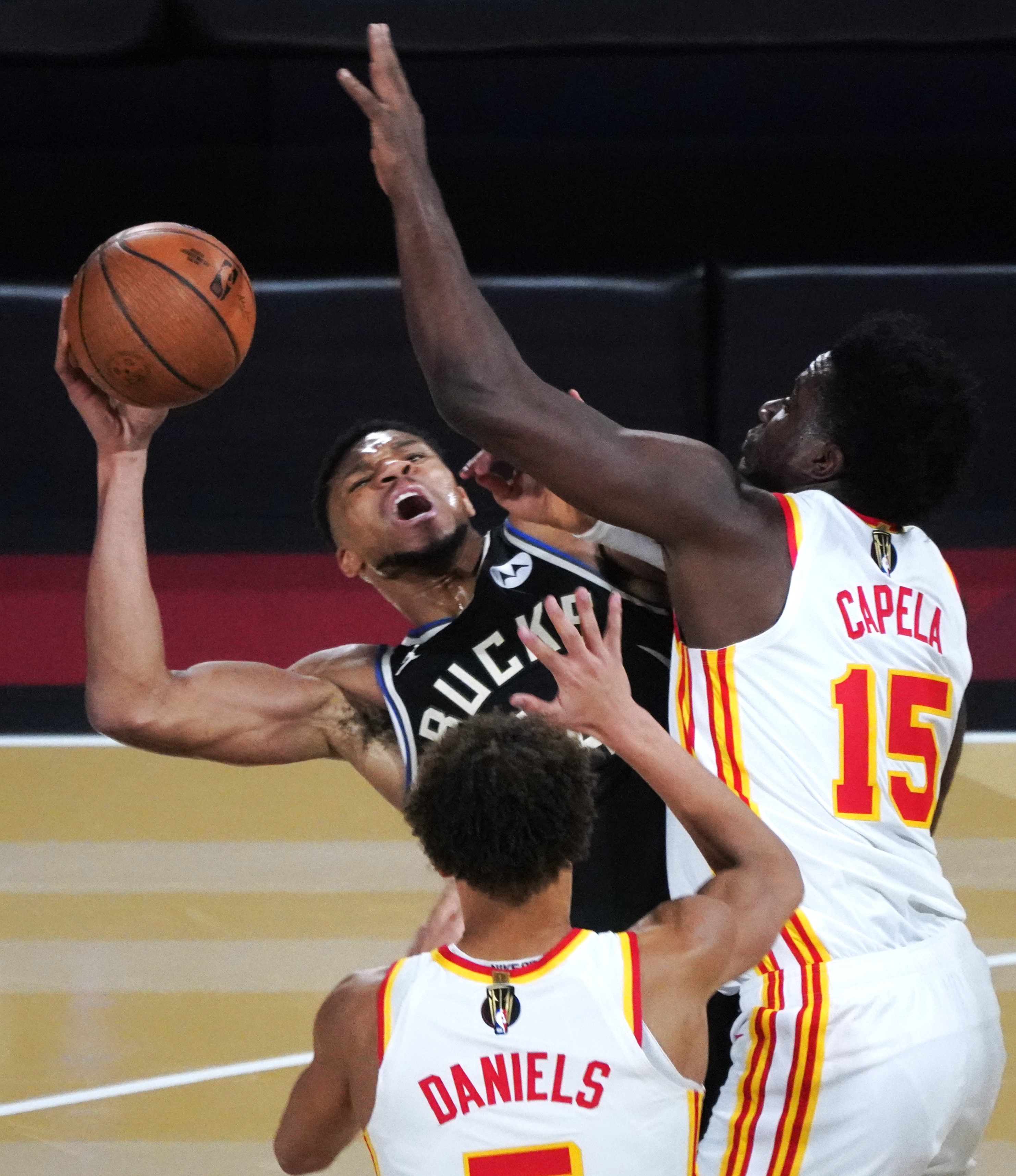 包含转折点亚特兰大老鹰外线爆发；NBA常规赛最后时刻攻防权衡；形势明朗；训练强度显著提升的词条-爱游戏平台